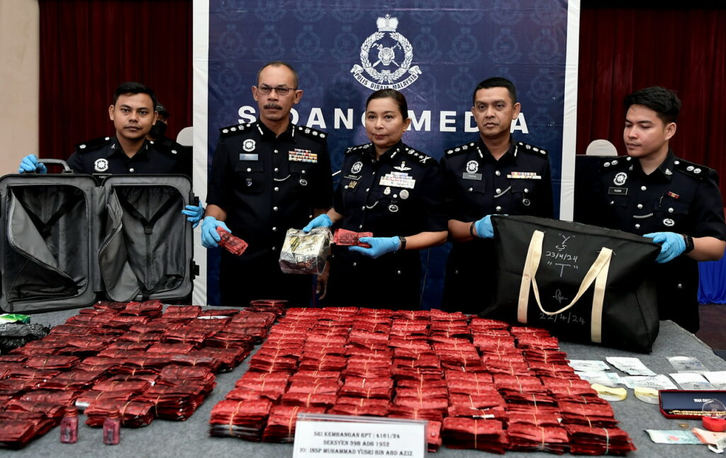 Sindiket Penyeludupan Dadah Ke Sarawak, Dua Lelaki Ditahan Di KLIA
