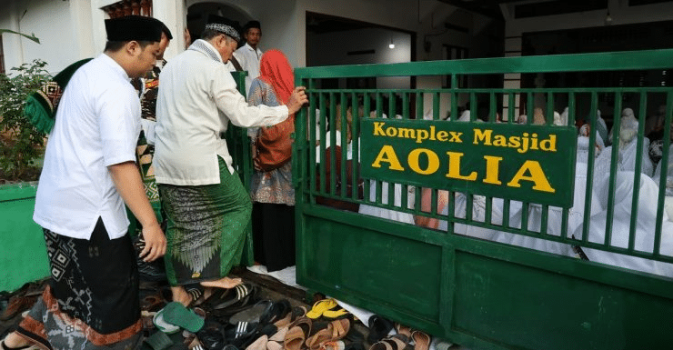 Sambut Aidilfitri Awal, Imam Mengaku 'Telefon Tuhan' Tanya Tarikh 1 Syawal