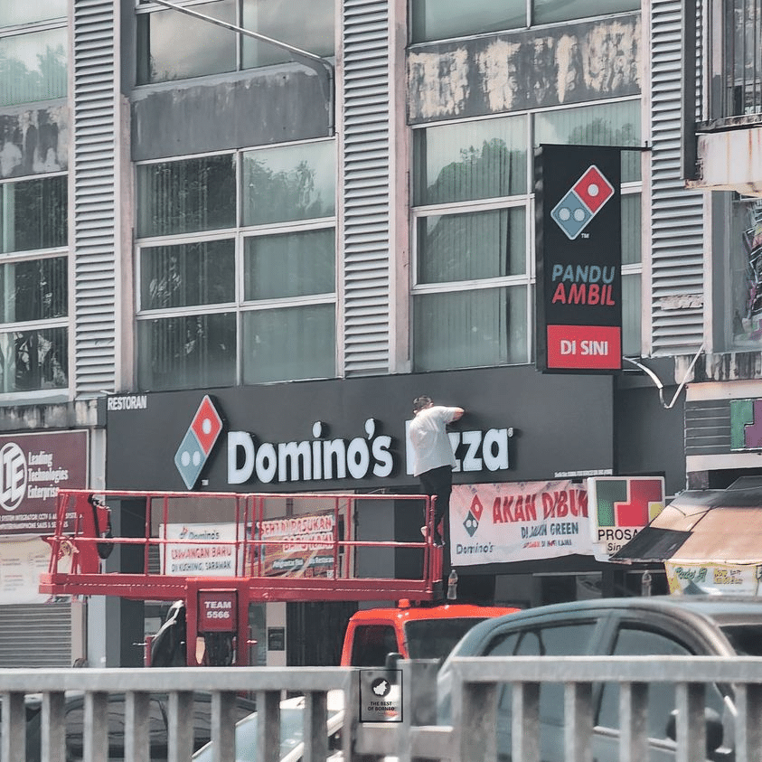 Signboard Dah Dinaikkan, Ramai Teruja Dominos Bakal Buka Di Jalan Green Kuching