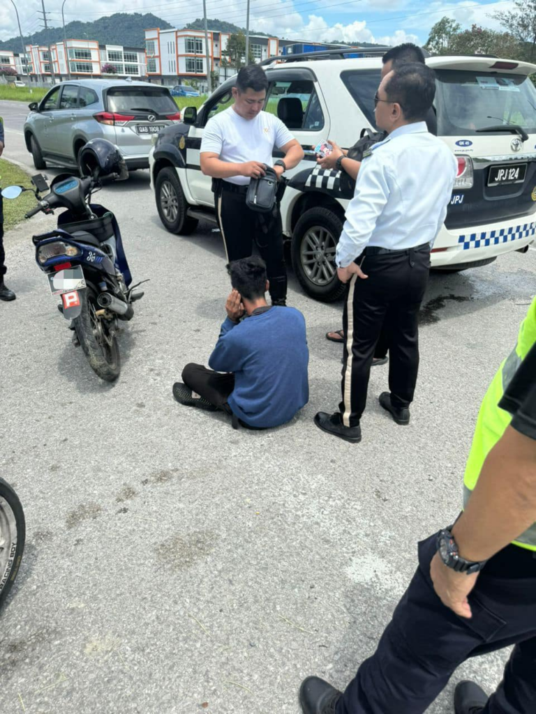 Tunggang Motosikal Curi, Warga Asing Ditahan Di Kuching