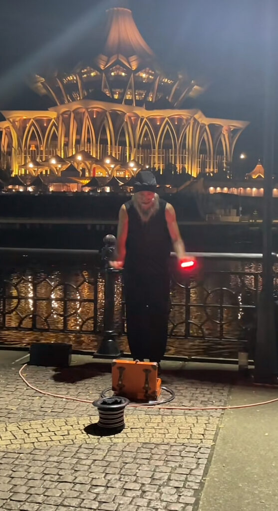Persembahan Unik Lelaki Ini Curi Tumpuan Ramai Di Waterfront Kuching