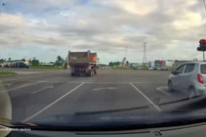 Padah Langgar Lampu Merah, Pemandu Lori Nyaris Gilis Penunggang Motosikal Di Jalan Samarahan