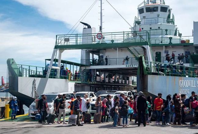 Ribuan Penumpang Terkandas Di Terminal Feri Labuan Untuk Balik Kampung Halaman
