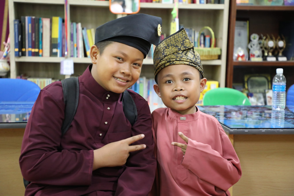 Setia Bantu Pikul Beg Rakan, Kisah Dua Sahabat Sejati Tingkatan 1 Di Sabah Ini Buat Ramai Terharu