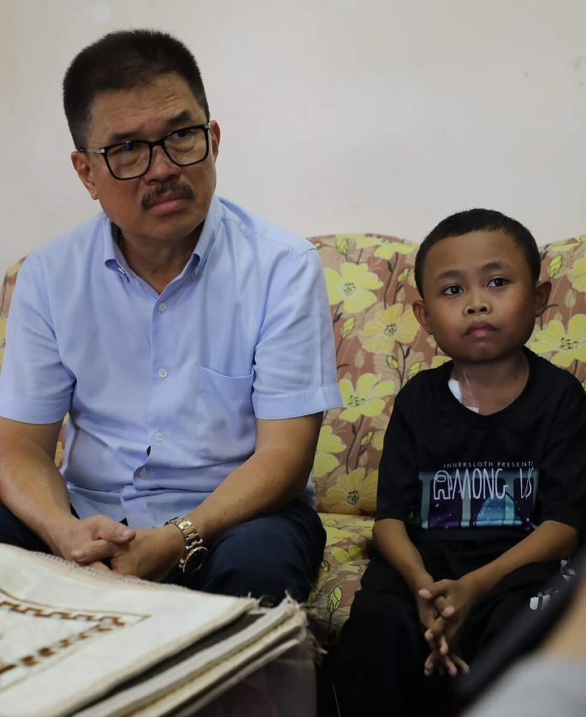 Setia Bantu Pikul Beg Rakan, Kisah Dua Sahabat Sejati Tingkatan 1 Di Sabah Ini Buat Ramai Terharu