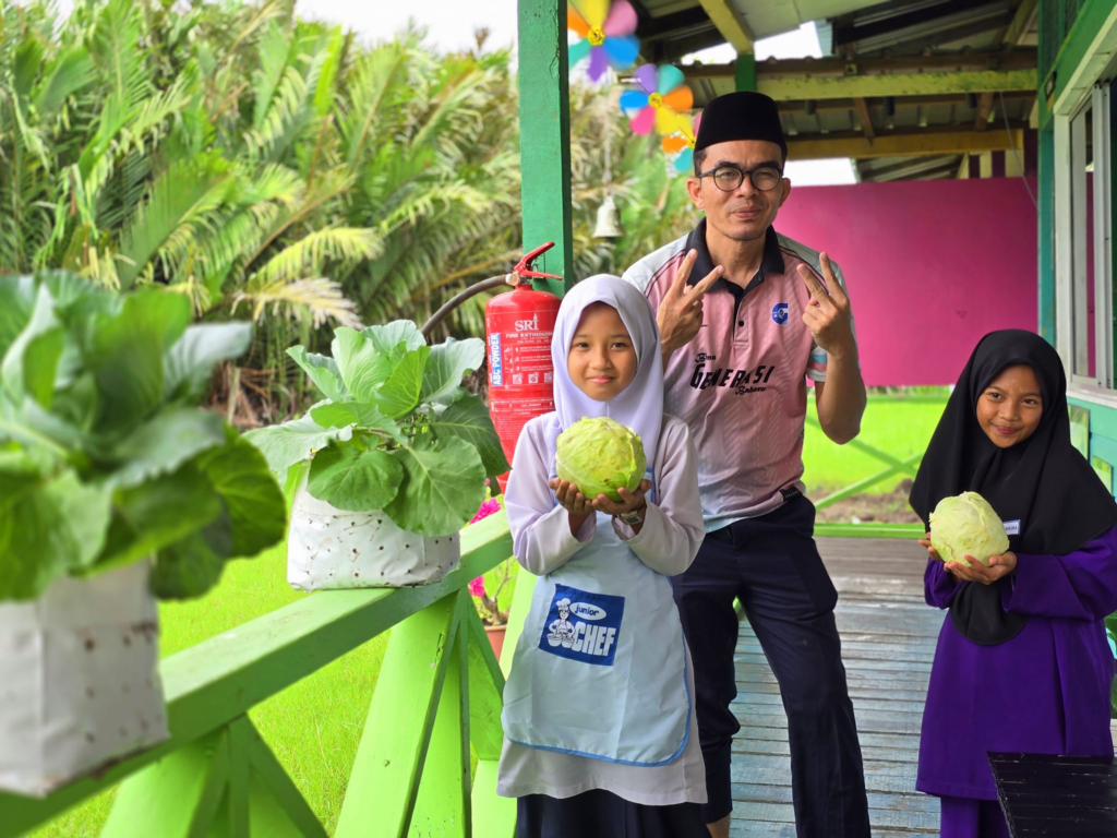 Guru Sekolah Pedalaman Di Sarawak Ini Ubah Bilik Darjah Jadi Cantik Guna Elaun Sendiri