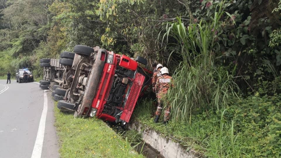 Sempat Merangkak Keluar Lepas Trak Terbalik, Pemandu Lori Nyaris Maut Di Kota Kinabalu