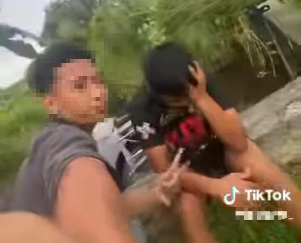 Sempat Selfie Sambil Belasah, Remaja Dibuli Rakan Sebaya Beramai-Ramai Di Betong