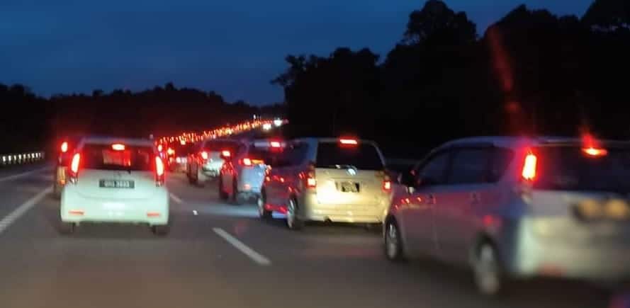 Jalan Sesak Teruk, Netizen Geram Dakwa Pan Borneo Di Sarikei Sudah Siap Tapi Masih Dihadang