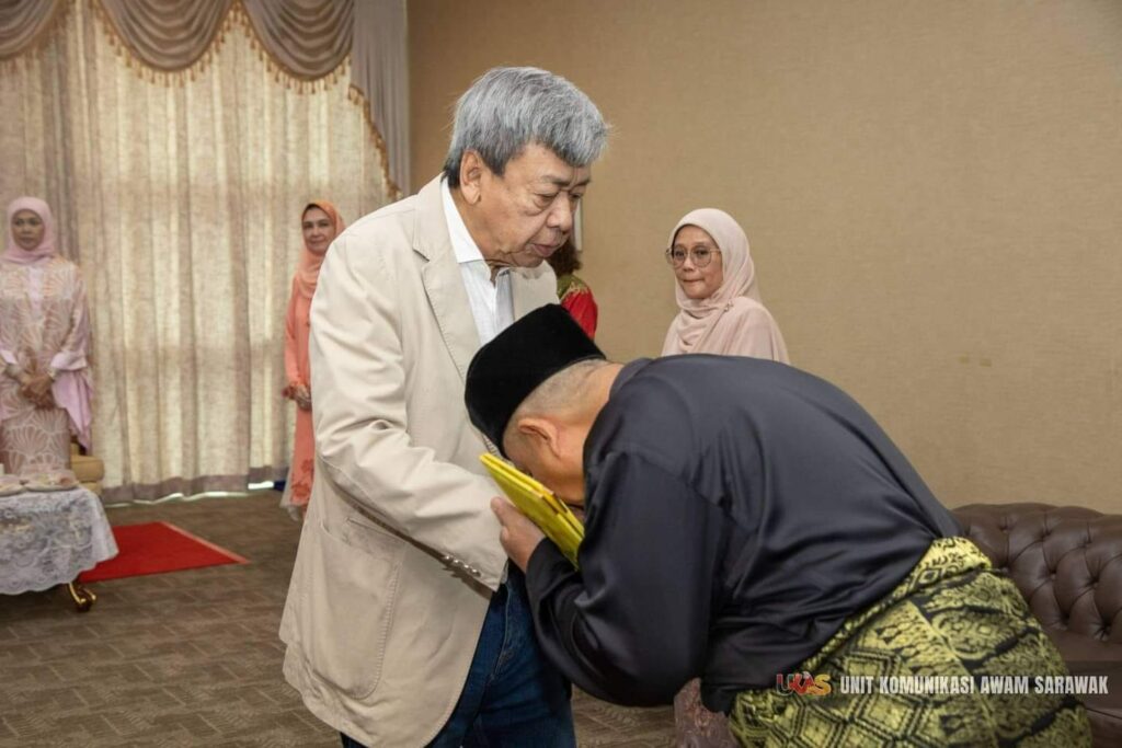 Kerabat Diraja Selangor Dan Permaisuri Agong Selamat Berangkat Tiba Di Kuching
