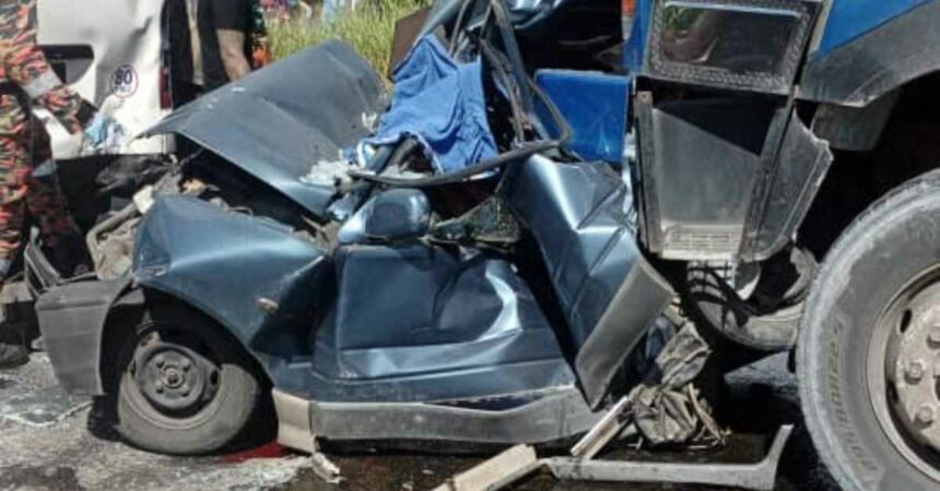 Dua Beranak Maut, Perodua Kancil Remuk Dilanggar Lori Di Jalan Taman Seniawan Bau