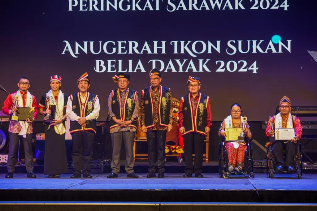 Empat Atlet Sarawak Ini Terima Anugerah Ikon Sukan Belia Dayak 2024