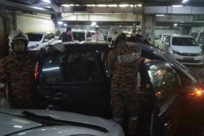 Orang Awam Panik Temui Lelaki Tidak Sedarkan Diri Dalam Kereta Di Sebuah Pusat Beli Belah