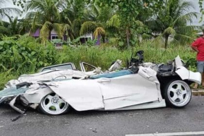 Pemandu Axia Maut, Kereta Leper Dihempap Lori Semen Di Jalan Roban
