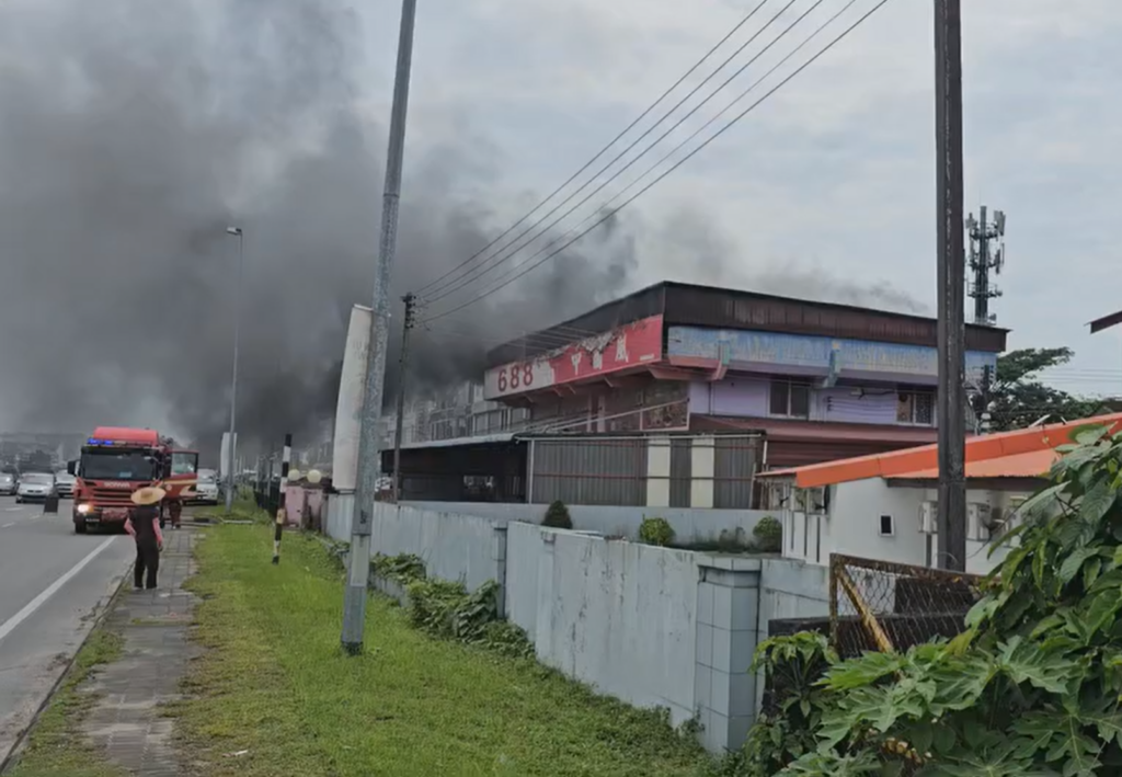 Tingkat Tiga Kedai Jual Kertas Sembahyang Di Jalan Tun Jugah Musnah Terbakar