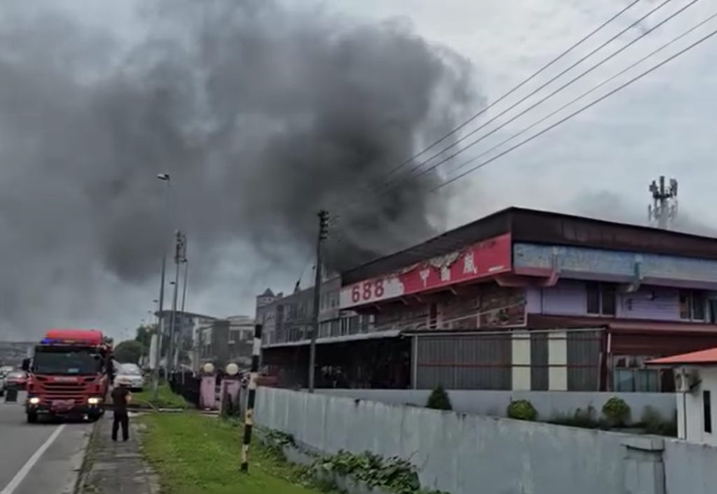 Tingkat Tiga Kedai Jual Kertas Sembahyang Di Jalan Tun Jugah Musnah Terbakar