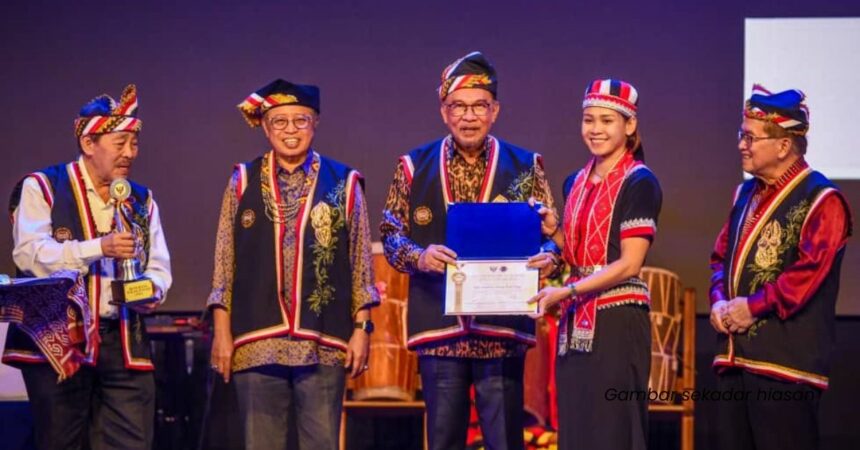 Empat Atlet Sarawak Ini Terima Anugerah Ikon Sukan Belia Dayak 2024