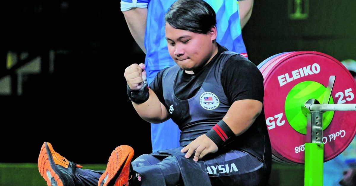 Uning mushukini yalayotgan gimnastikachi surati