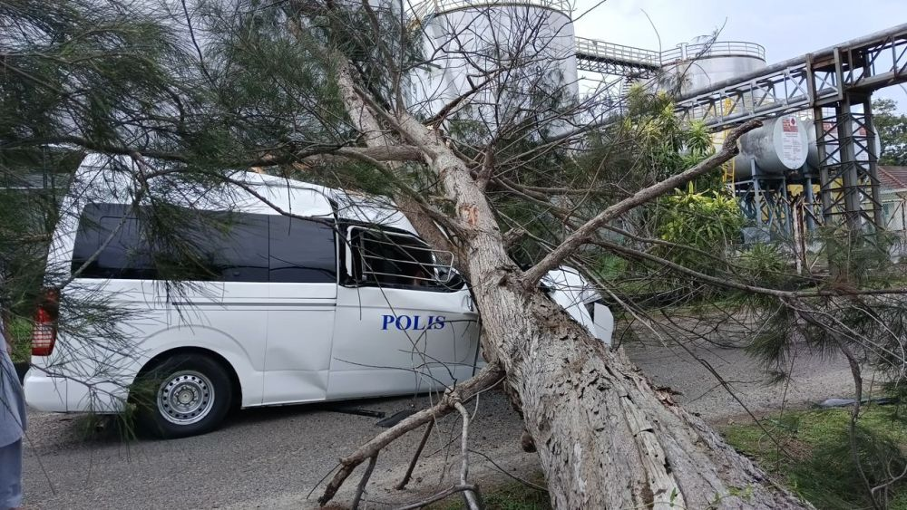 Koperal Polis Maut, Van Dipandu Dihempap Pokok Tumbang Di Lahad Datu