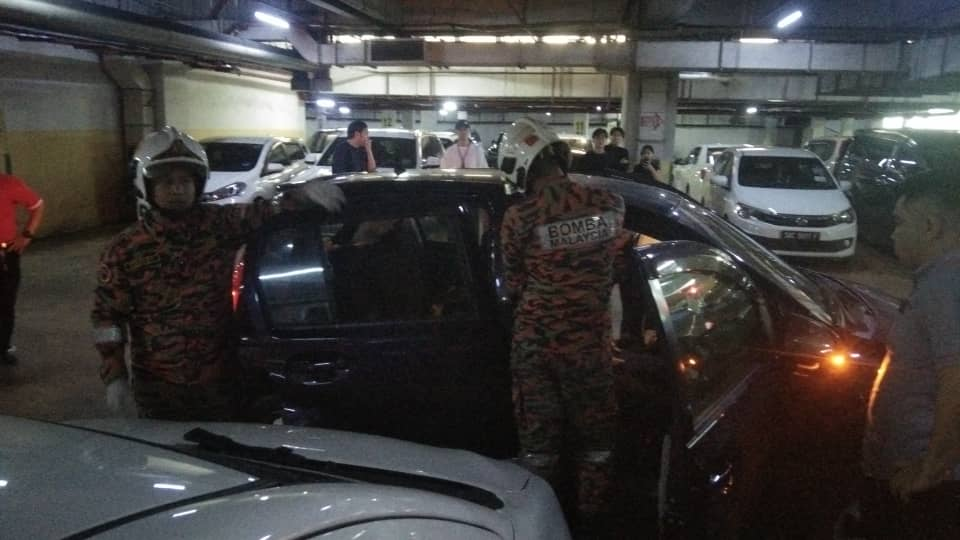 Orang Awam Panik Temui Lelaki Tidak Sedarkan Diri Dalam Kereta Di Sebuah Pusat Beli Belah