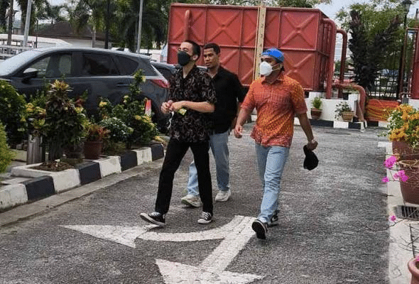Lelaki Didenda RM100 Gara-Gara Tampal Bendera Israel Di Restoran Makanan Segera