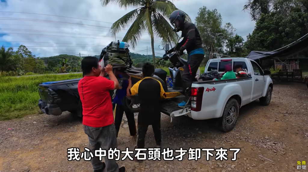 Terkandas Di Jalan Sunyi, Vlogger Dari Taiwan Tersentuh Dengan Sikap Murni Orang Sabah