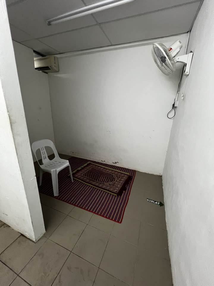 Lelaki Kecewa Lihat Keadaan Surau Tidak Terurus Di Sebuah Hospital Swasta Kuching