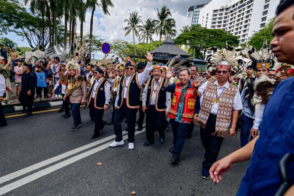 Tular Pelancong Ikut Poco-poco, Perarakan Gawai Dayak 2024 Tarik Perhatian Ramai