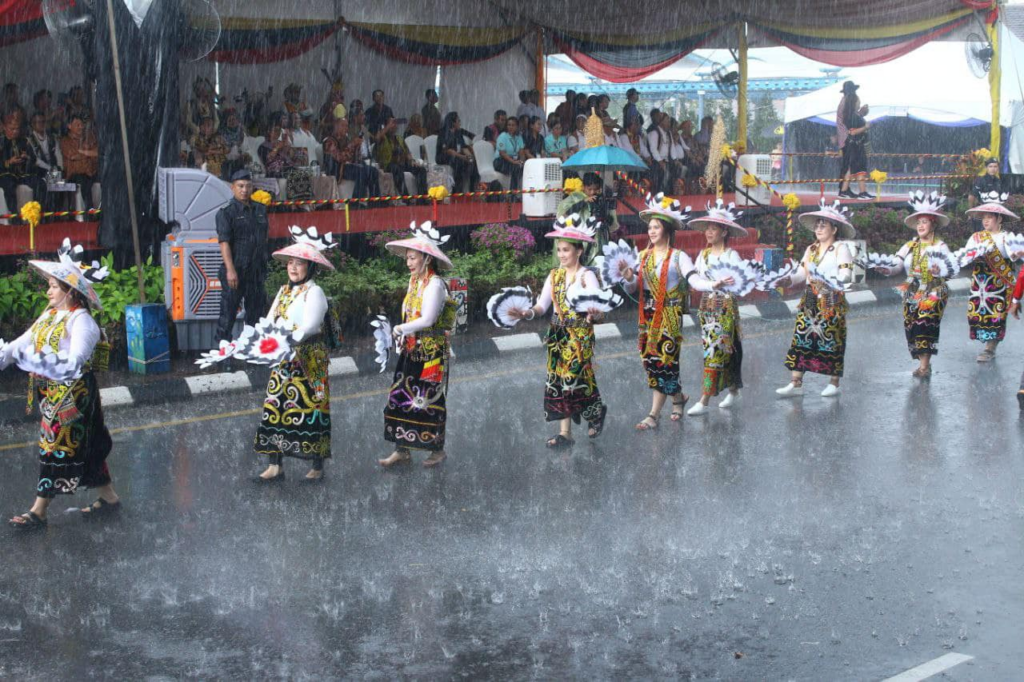 Tular Pelancong Ikut Poco-poco, Perarakan Gawai Dayak 2024 Tarik Perhatian Ramai