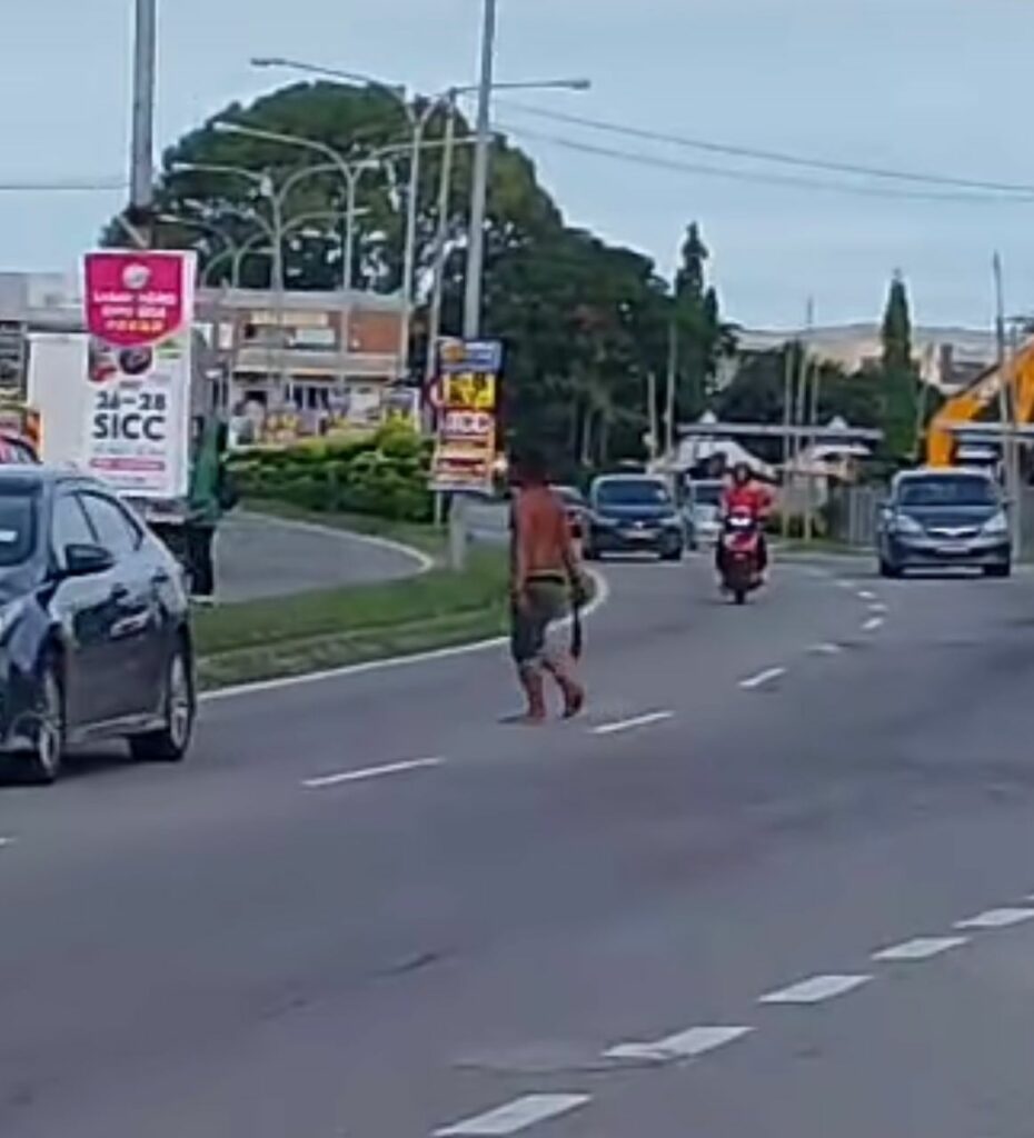 Lelaki Tanpa Baju Berkeliaran Mengayun Parang Di Jalan Likas Sabah Buat Netizen Panik