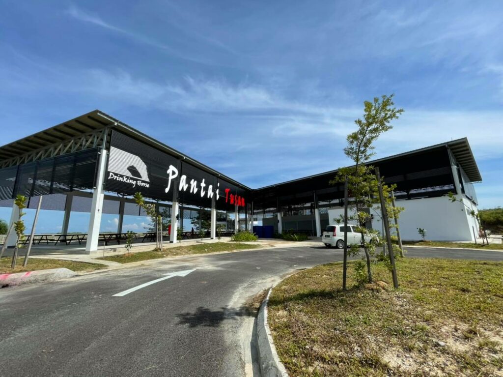 Lengkap Dengan Food Court, Pantai Tusan Bekenu Kini Dibuka Untuk Orang Ramai