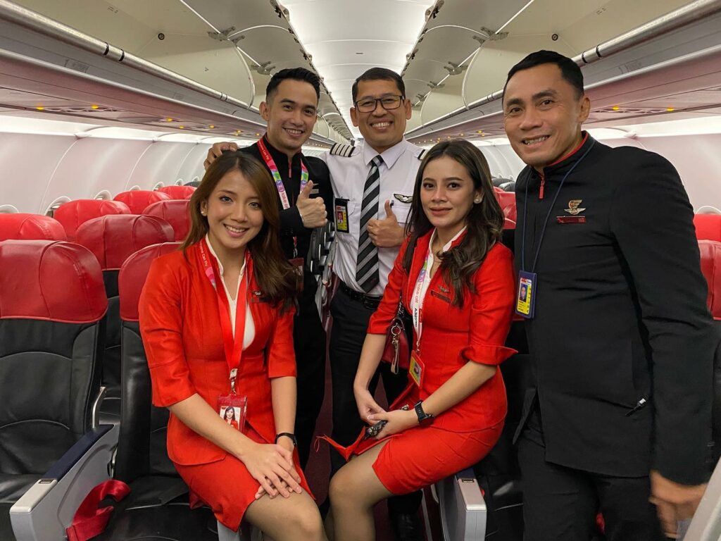Kenali Nordin Razali, Pramugara Bersara Asal Kuching Ini Masih Tampil Muda Pada Usia 60 Tahun