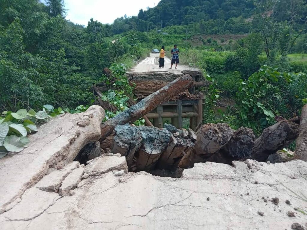 Jambatan Runtuh Di Kapit, Laluan Ke SK Nanga Antaroh Terputus