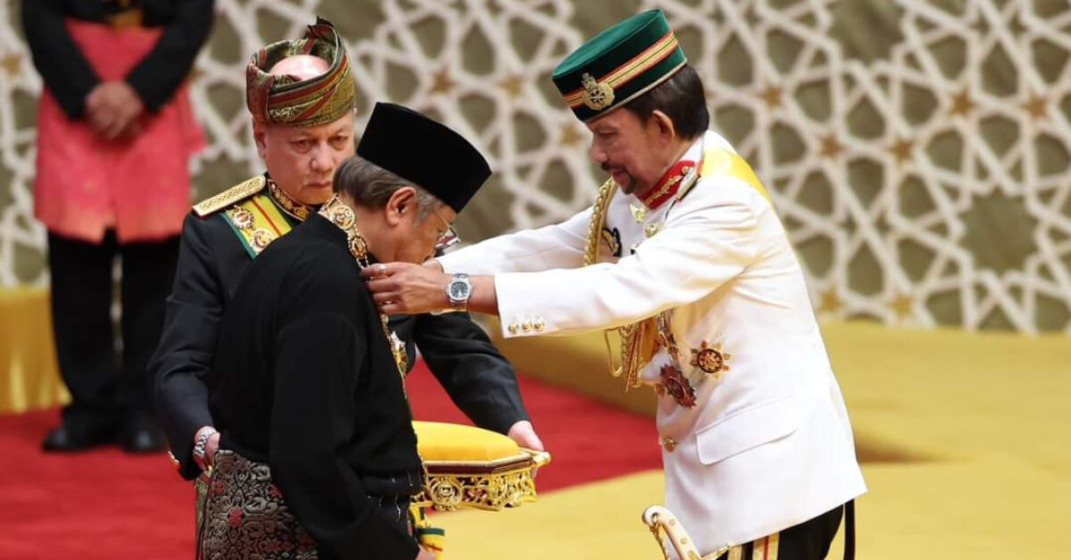 Premier Sarawak Abang Johari Dikurniakan Anugerah Bintang Darjah Setia Oleh Sultan Brunei