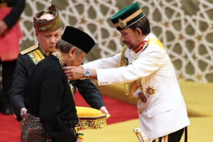 Premier Sarawak Abang Johari Dikurniakan Anugerah Bintang Darjah Setia Oleh Sultan Brunei