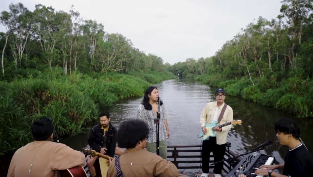Band Unik Ini Buat Ramai Teruja, Buat Sesi Live Menyanyi Atas Bot Sambil Keliling Hutan Kalimantan