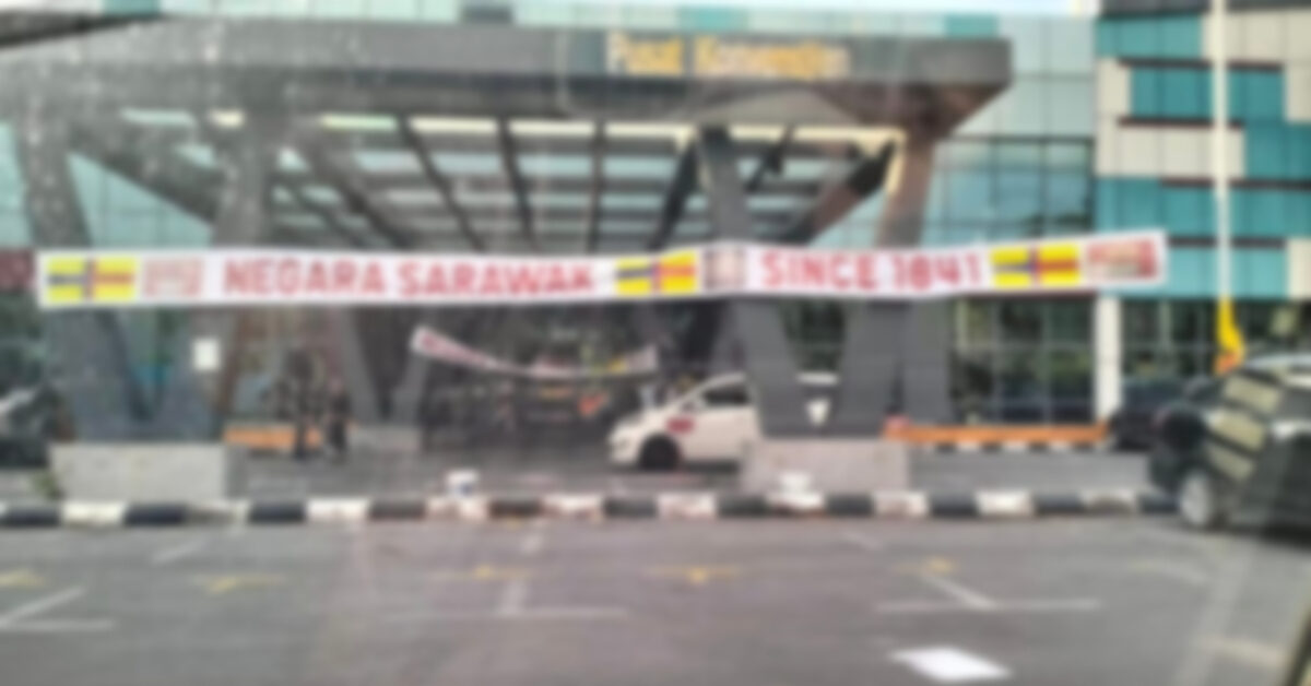 Tular Bendera Lama Sarawak Ditayang Hadapan Pusat Konvensyen Demak Tarik Perhatian Ramai