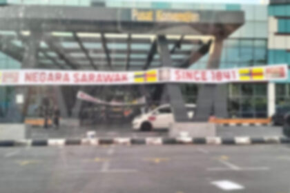 Tular Bendera Lama Sarawak Ditayang Hadapan Pusat Konvensyen Demak Tarik Perhatian Ramai