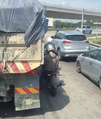 Individu Minta Rider Jangan Berteduh Sebelah Lori, Elak Bahaya Berlaku