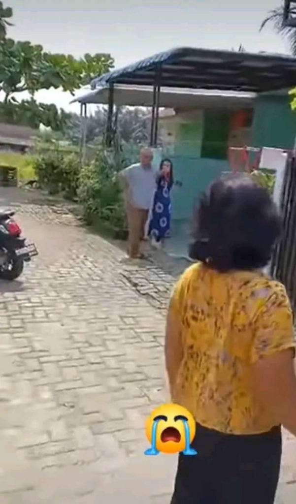 'Anak Dari Neraka', Wanita Tergamak Pukul Ibu Kandung Di Hadapan Jiran