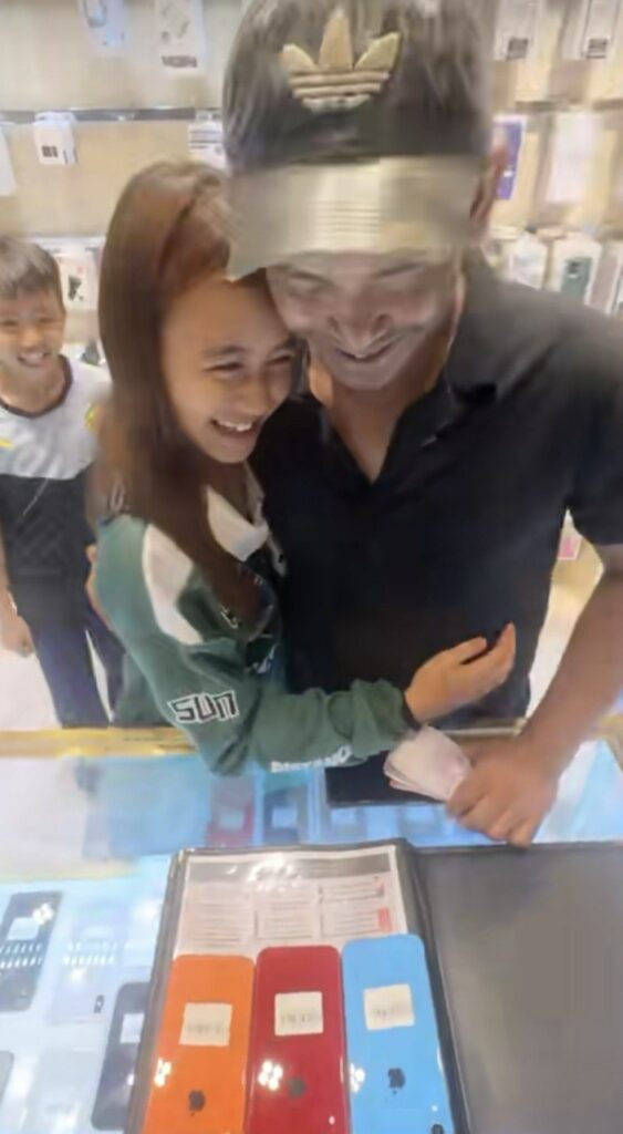 Buat Ramai Sebak, Bapa Dari Sarawak Sanggup Tunaikan Hajat Anak Ingin iPhone