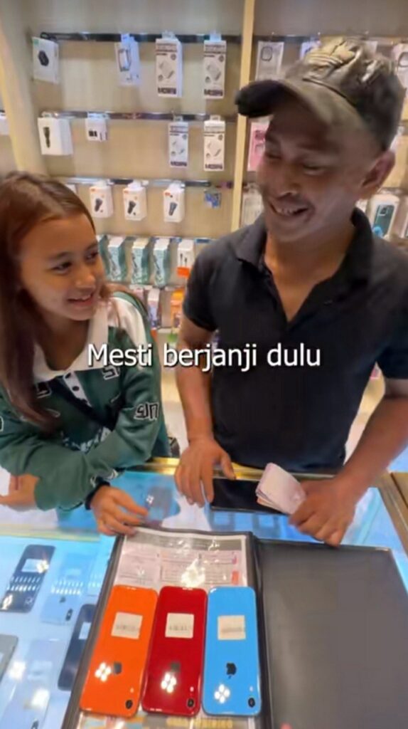 Buat Ramai Sebak, Bapa Dari Sarawak Sanggup Tunaikan Hajat Anak Ingin iPhone