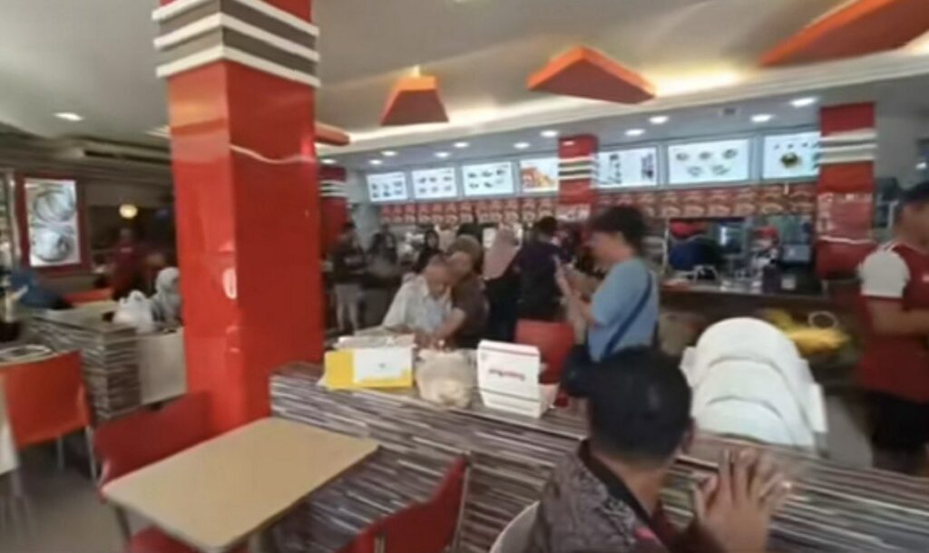 Meriah SugarBun Sarikei, Semua Pelanggan Turut Serta Nyanyikan Lagu Hari Jadi Buat Uncle Cina Ini