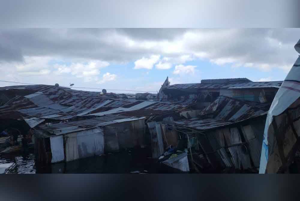 30 Buah Rumah Atas Air Roboh, 190 Penduduk Terjejas Di Semporna