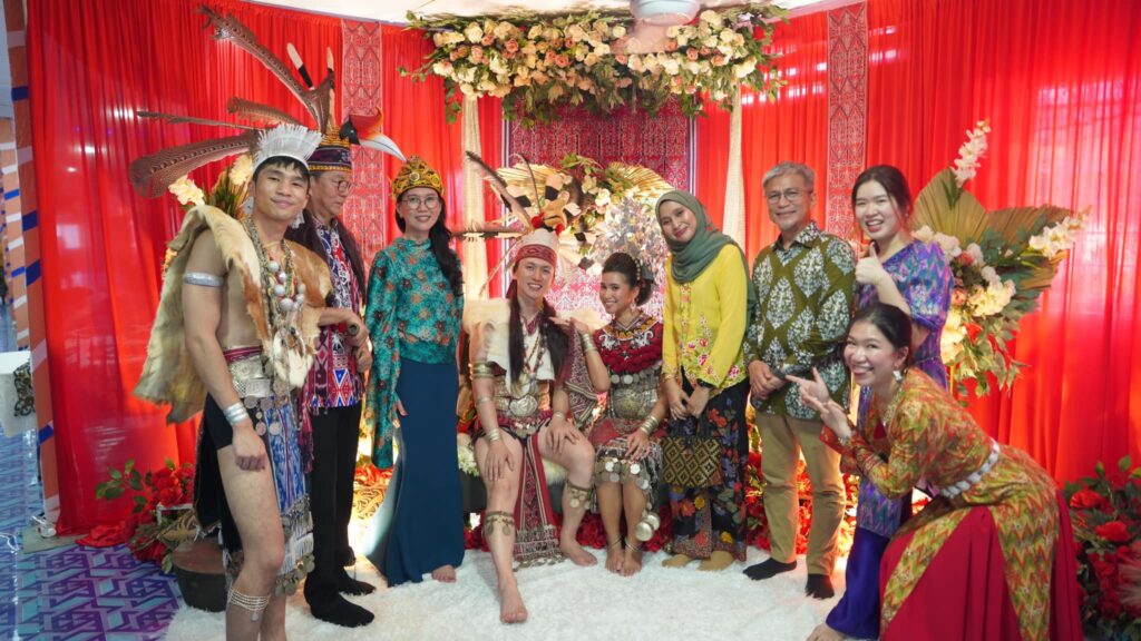 Pasangan Cina-Melayu Buat Majlis Resepsi Adat Iban Tarik Perhatian Netizen