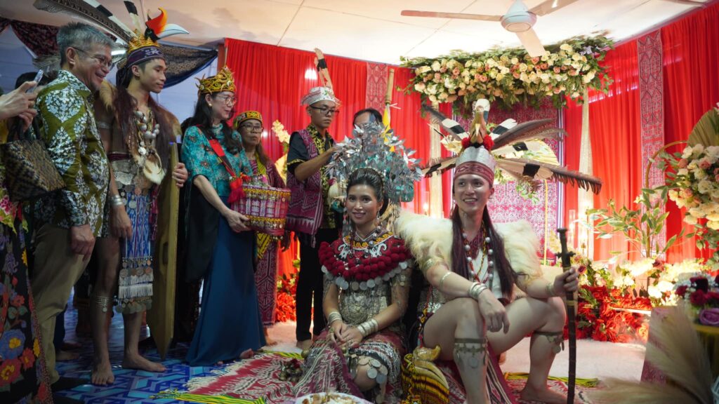 Pasangan Cina-Melayu Buat Majlis Resepsi Adat Iban Tarik Perhatian Netizen