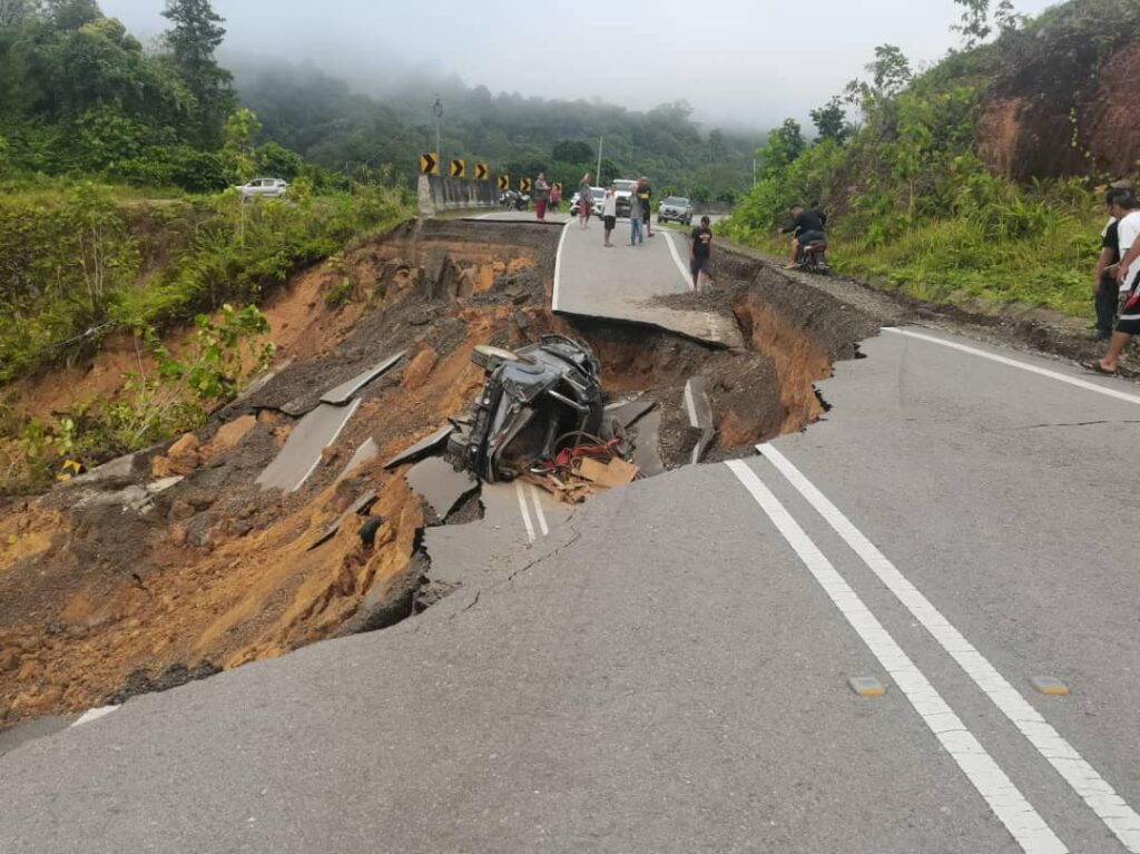Jalan Terputus Di Empangan Baleh Kapit, Laluan Terpaksa Ditutup Sementara Waktu