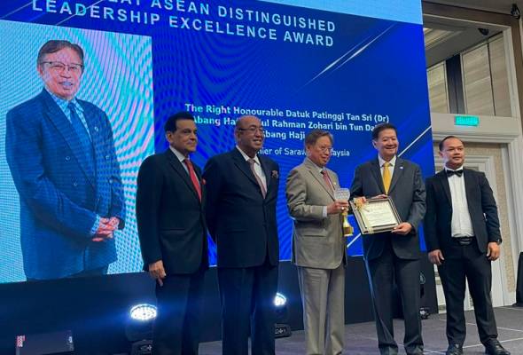 Premier Sarawak, Abang Johari Terima Anugerah Kecemerlangan Kepimpinan Terbilang ASEAN