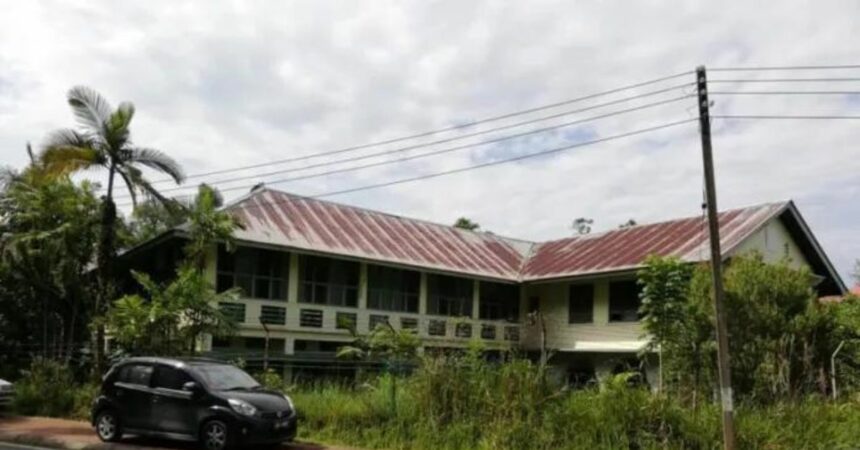 Karim Tolak Rancangan Roboh Kuarters Jururawat Bersejarah Di Kuching