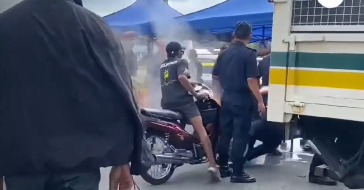 Tular Stadium Di Kuching, Anggota Penguatkuasa Dilanggar Dan Nyaris Disimbah Air Panas